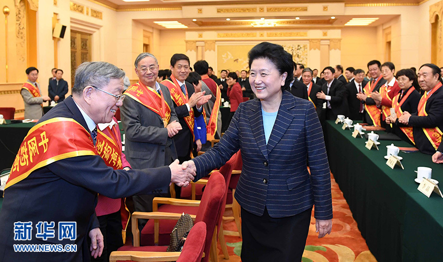 12月29日,中共中央政治局委員、國務院副總理劉延東在北京與中醫藥高等學校教學名師座談。這是座談會前,劉延東與獲得表彰的教師握手。新華社記者 張鐸 攝 12月29日,中共中央政治局委員、國務院副總理劉延東在北京與中醫藥高等學校教學名師座談。這是座談會前,劉延東與獲得表彰的教師握手。新華社記者 張鐸 攝