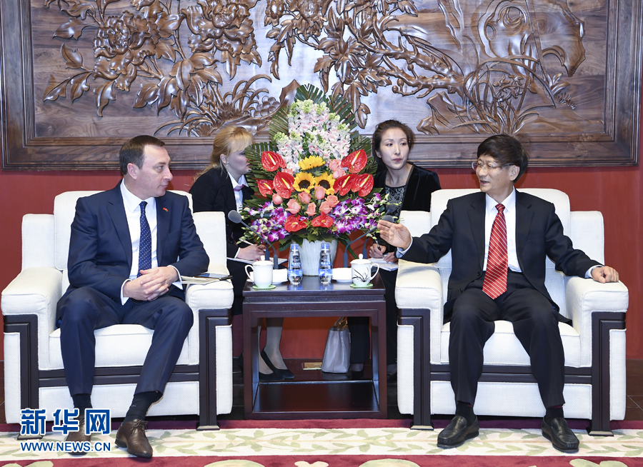 4月10日,中共中央政治局委員、中央政法委書記、中白政府間合作委員會(huì)中方主席孟建柱在北京會(huì)見(jiàn)白俄羅斯總統(tǒng)辦公廳副主任、中白政府間合作委員會(huì)白方主席斯諾普科夫。新華社記者 張領(lǐng) 攝 4月10日,中共中央政治局委員、中央政法委書記、中白政府間合作委員會(huì)中方主席孟建柱在北京會(huì)見(jiàn)白俄羅斯總統(tǒng)辦公廳副主任、中白政府間合作委員會(huì)白方主席斯諾普科夫。新華社記者 張領(lǐng) 攝