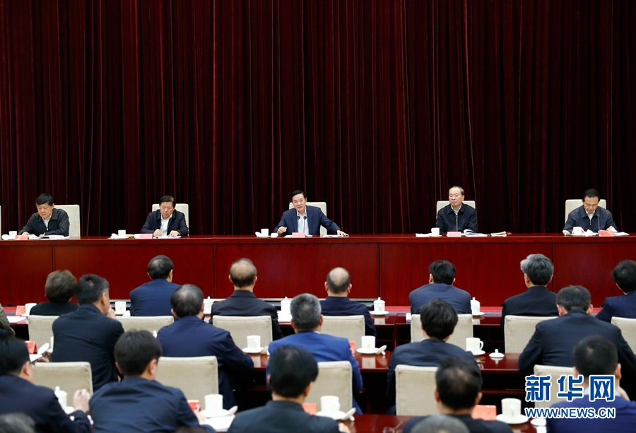 4月13日，中央宣傳部、中央政法委在北京召開貫徹落實《關于進一步把社會主義核心價值觀融入法治建設的指導意見》電視電話會議。中共中央政治局委員、中央書記處書記、中宣部部長劉奇葆出席會議并講話。新華社記者丁海濤攝