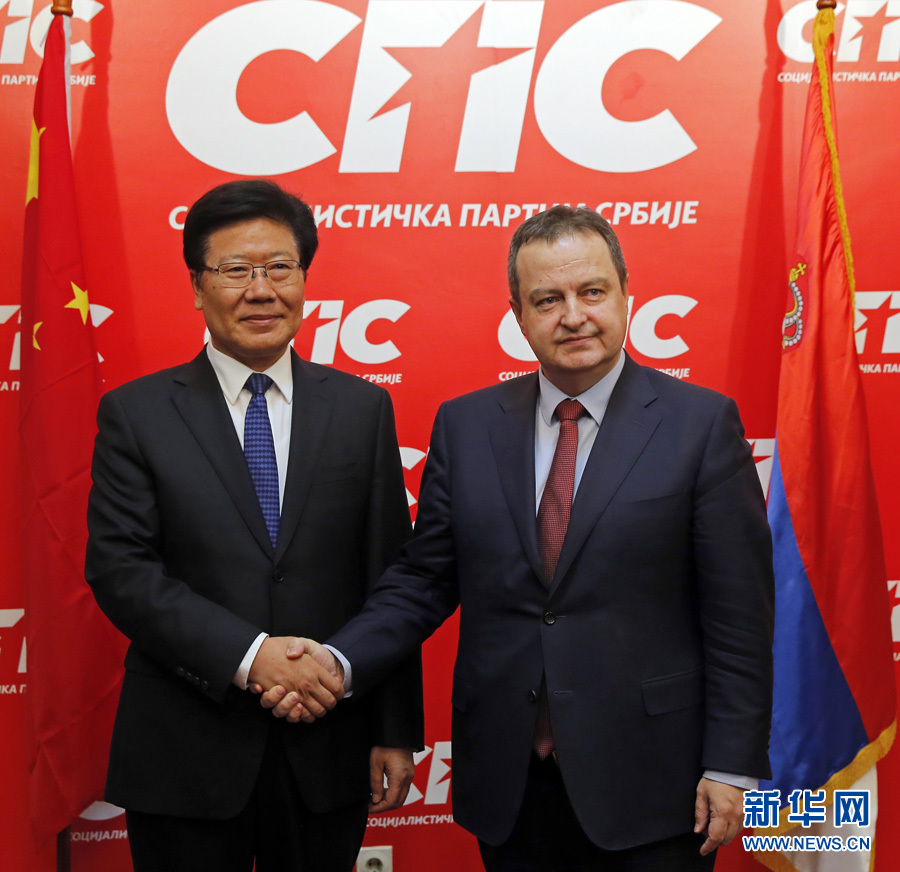 4月13日,中共中央政治局委員、中央黨的建設工作領導小組副組長張春賢(左)在塞爾維亞貝爾格萊德會見塞社會黨主席、政府第一副總理兼外長達契奇。新華社發(普雷德拉格·米洛薩夫列維奇攝) 4月13日,中共中央政治局委員、中央黨的建設工作領導小組副組長張春賢(左)在塞爾維亞貝爾格萊德會見塞社會黨主席、政府第一副總理兼外長達契奇。新華社發(普雷德拉格·米洛薩夫列維奇攝)