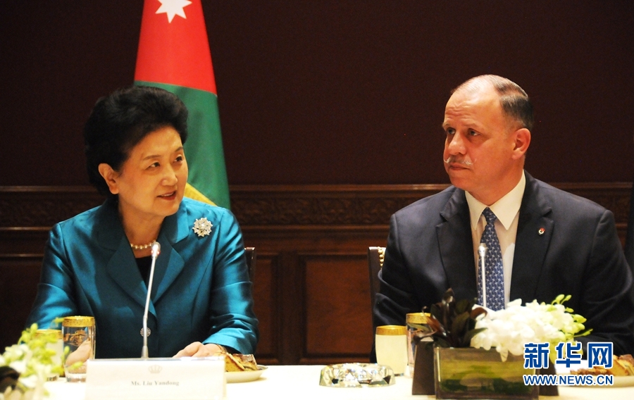 4月20日,在約旦首都安曼,約旦代國王費薩爾(右)會見中國國務(wù)院副總理劉延?xùn)|。 新華社記者林曉蔚攝 4月20日,在約旦首都安曼,約旦代國王費薩爾(右)會見中國國務(wù)院副總理劉延?xùn)|。 新華社記者林曉蔚攝