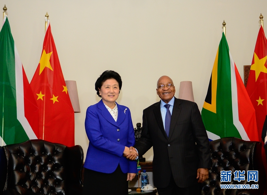 4月25日,南非總統祖馬(右)在比勒陀利亞總統官邸會見正在對南非進行正式訪問并出席中南高級別人文交流機制首次會議的中國國務院副總理劉延東。 新華社記者 翟健嵐 攝 4月25日,南非總統祖馬(右)在比勒陀利亞總統官邸會見正在對南非進行正式訪問并出席中南高級別人文交流機制首次會議的中國國務院副總理劉延東。 新華社記者 翟健嵐 攝