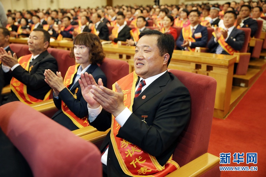 這是與會(huì)代表在表彰大會(huì)上鼓掌。新華社記者 才揚(yáng) 攝 這是與會(huì)代表在表彰大會(huì)上鼓掌。新華社記者 才揚(yáng) 攝