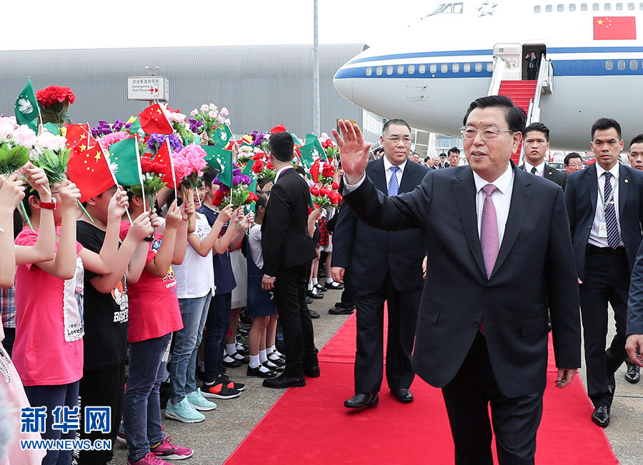 5月8日至10日，中共中央政治局常委、全國人大常委會委員長張德江視察澳門特別行政區。這是5月8日，張德江抵達澳門國際機場。 新華社記者龐興雷 攝 