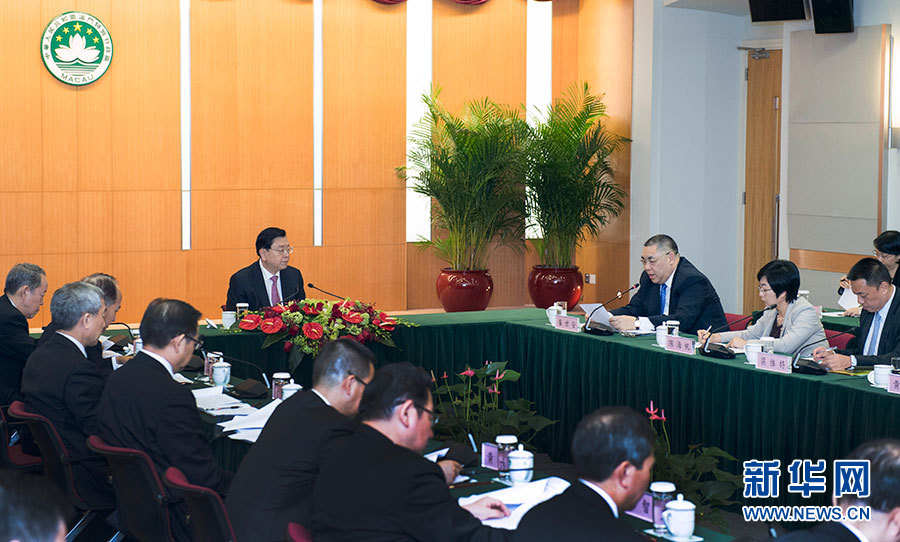 5月8日至10日，中共中央政治局常委、全國人大常委會委員長張德江視察澳門特別行政區。這是5月8日，張德江聽取澳門特別行政區政府工作匯報。新華社記者 李學仁 攝