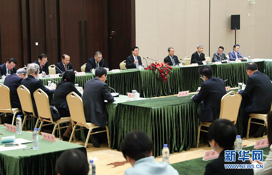 5月8日至10日，中共中央政治局常委、全國人大常委會委員長張德江視察澳門特別行政區。這是5月10日，張德江與教育工作者和學生代表座談。新華社記者 龐興雷 攝