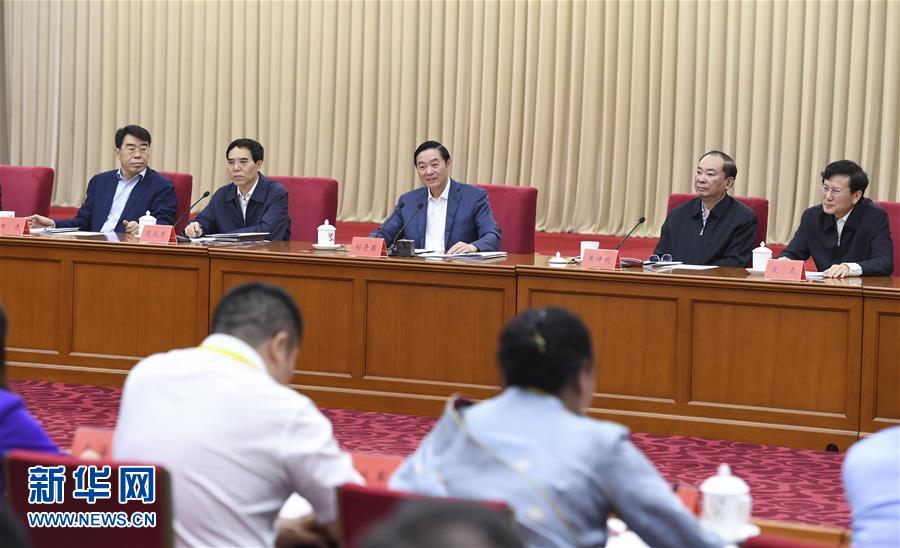 5月18日,中共中央政治局委員、中央書記處書記、中宣部部長劉奇葆在北京出席紀念新華書店成立80周年座談會并講話。 新華社記者 張領 攝 5月18日,中共中央政治局委員、中央書記處書記、中宣部部長劉奇葆在北京出席紀念新華書店成立80周年座談會并講話。 新華社記者 張領 攝