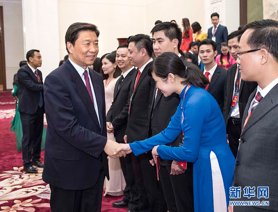 5月22日,中共中央政治局委員、國家副主席李源潮在北京會見越南胡志明共青團中央書記處第一書記黎國鋒率領的越南青年代表團。 新華社記者李濤 攝 5月22日,中共中央政治局委員、國家副主席李源潮在北京會見越南胡志明共青團中央書記處第一書記黎國鋒率領的越南青年代表團。 新華社記者李濤 攝