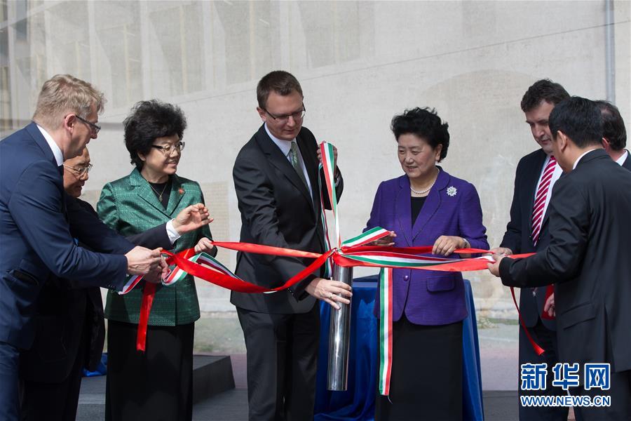 6月18日，在匈牙利布達佩斯，中國國務院副總理劉延東在考察匈牙利塞梅爾維斯醫科大學時為健康學院新教學樓奠基。中國國務院副總理劉延東18日在布達佩斯考察匈牙利塞梅爾維斯醫科大學并出席中匈中醫藥教育合作系列活動。 新華社發（弗爾季·奧蒂洛攝） 