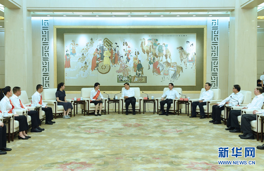 6月21日,廖俊波同志先進事跡報告會在北京人民大會堂舉行。報告會前,中共中央政治局常委、中央書記處書記劉云山會見報告團成員,代表習近平總書記,代表黨中央,向廖俊波同志家屬表示親切慰問,并頒發黨中央追授廖俊波同志“全國優秀共產黨員”證書、獎章。新華社記者 饒愛民 攝 6月21日,廖俊波同志先進事跡報告會在北京人民大會堂舉行。報告會前,中共中央政治局常委、中央書記處書記劉云山會見報告團成員,代表習近平總書記,代表黨中央,向廖俊波同志家屬表示親切慰問,并頒發黨中央追授廖俊波同志“全國優秀共產黨員”證書、獎章。新華社記者 饒愛民 攝