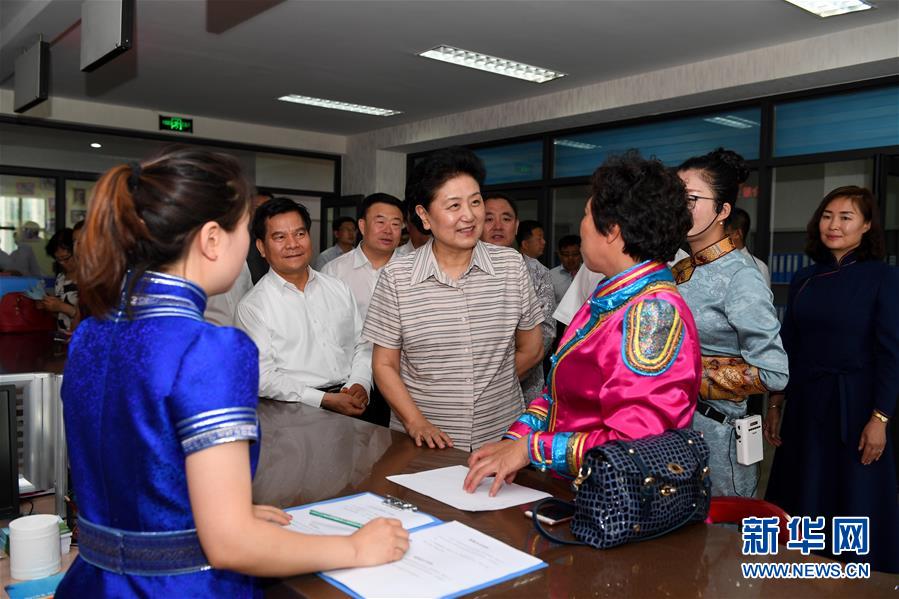 6月25日，全國民族團結進步創建經驗交流現場會在內蒙古興安盟召開，中共中央政治局委員、國務院副總理劉延東出席會議并講話。在內蒙古期間，劉延東考察內蒙古人民代表會議舊址即“五一會址”，深入社區看望各族干部群眾。這是劉延東在興安盟科右前旗興科社區與群眾交談。新華社記者 陳曄華 攝