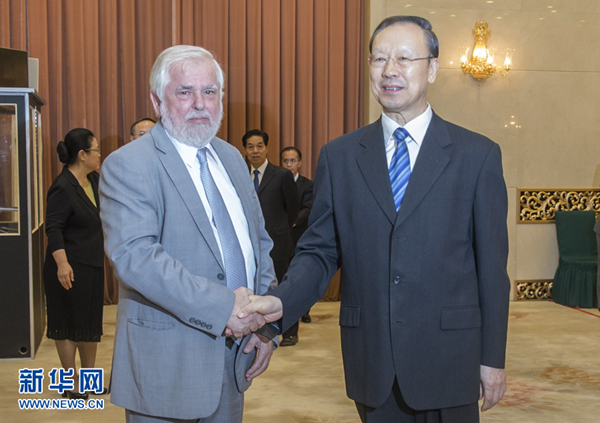 6月28日，中共中央書(shū)記處書(shū)記、全國(guó)政協(xié)副主席、中國(guó)經(jīng)濟(jì)社會(huì)理事會(huì)主席杜青林在北京會(huì)見(jiàn)歐盟經(jīng)濟(jì)社會(huì)委員會(huì)主席達(dá)西斯。 新華社記者 崔新鈺 攝