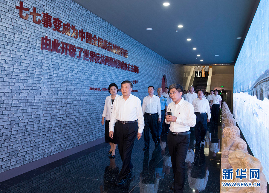 7月7日,紀念全民族抗戰爆發80周年儀式在中國人民抗日戰爭紀念館舉行。中共中央政治局常委、中央書記處書記劉云山出席儀式并講話。這是儀式后,劉云山參觀《全民抗戰偉大壯舉——紀念全民族抗戰爆發80周年專題展覽》。 新華社記者丁林攝 7月7日,紀念全民族抗戰爆發80周年儀式在中國人民抗日戰爭紀念館舉行。中共中央政治局常委、中央書記處書記劉云山出席儀式并講話。這是儀式后,劉云山參觀《全民抗戰偉大壯舉——紀念全民族抗戰爆發80周年專題展覽》。 新華社記者丁林攝