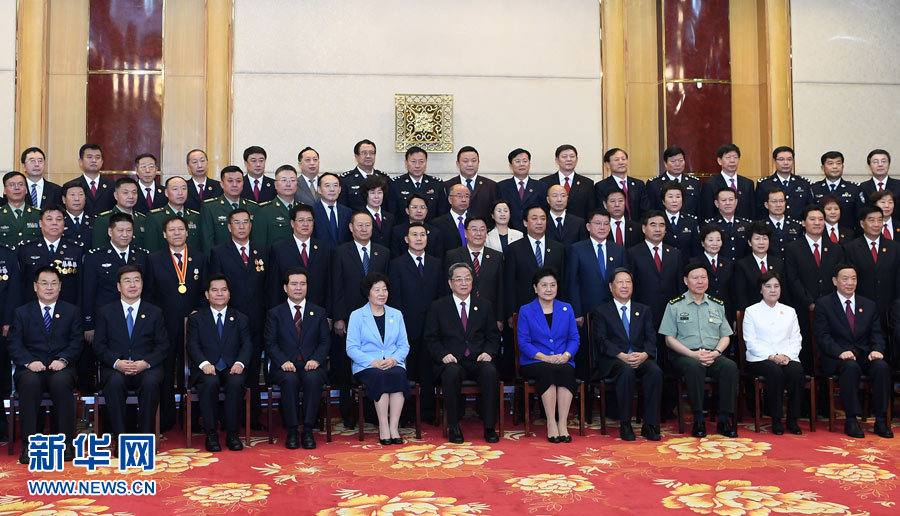 8月7日，中共中央政治局常委、全國(guó)政協(xié)主席、中央代表團(tuán)團(tuán)長(zhǎng)俞正聲率代表團(tuán)部分成員分別赴內(nèi)蒙古軍區(qū)、武警內(nèi)蒙古總隊(duì)、武警內(nèi)蒙古森林總隊(duì)慰問，并會(huì)見自治區(qū)政法干警代表。這是俞正聲會(huì)見自治區(qū)政法干警代表并合影。新華社記者 張領(lǐng) 攝