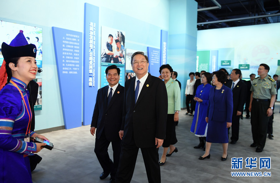 8月7日，中共中央政治局常委、全國政協主席、中央代表團團長俞正聲率代表團全體成員來到內蒙古展覽館，參觀《守望相助團結奮斗——慶祝內蒙古自治區成立70周年展覽》。 新華社記者 張領 攝