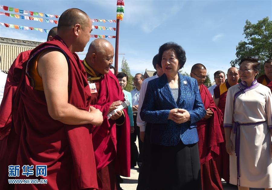 8月10日，中共中央政治局委員、中央統戰部部長、中央代表團副團長孫春蘭率中央代表團三分團繼續在內蒙古自治區阿拉善盟看望慰問，把以習近平同志為核心的黨中央的親切關懷和全國各族人民的美好祝福帶給阿拉善各族各界干部群眾。這是孫春蘭在佛教寺廟延福寺考察。新華社記者 任軍川 攝