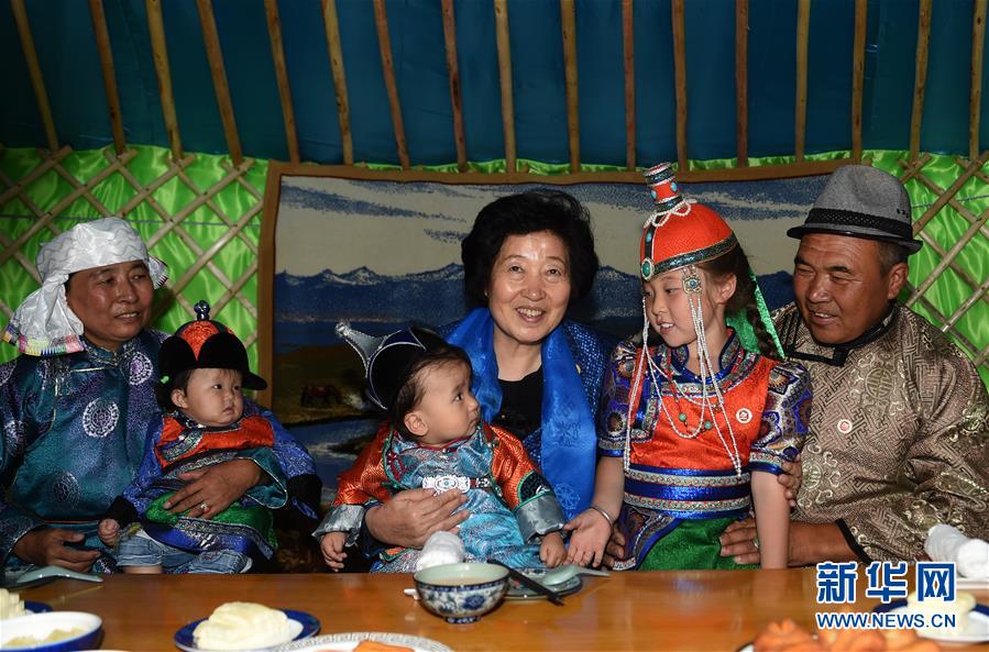 8月11日，帶著以習近平同志為核心的黨中央的親切關懷和全國各族人民的美好祝福，中共中央政治局委員、中央統戰部部長、中央代表團副團長孫春蘭率中央代表團三分團在錫林郭勒盟看望各族干部群眾，共同慶祝內蒙古自治區成立70周年。這是孫春蘭在錫林浩特市寶力根蘇木牧民巴·巴特爾（右一）家中看望。新華社記者 任軍川 攝
