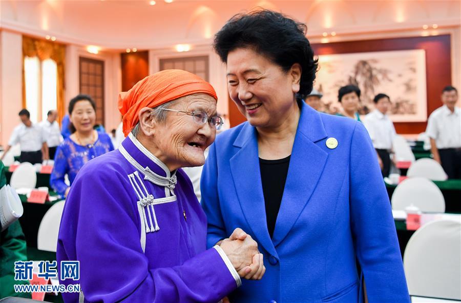 8月11日，中共中央政治局委員、國務院副總理、中央代表團副團長劉延東率中央代表團二分團，看望慰問烏蘭察布各族干部群眾，轉達以習近平同志為核心的黨中央的親切關懷和全國人民的美好祝愿。這是劉延東在出席烏蘭察布市慶祝內蒙古自治區成立70周年座談會后，與“草原母親”都貴瑪親切交談。新華社記者 連振 攝