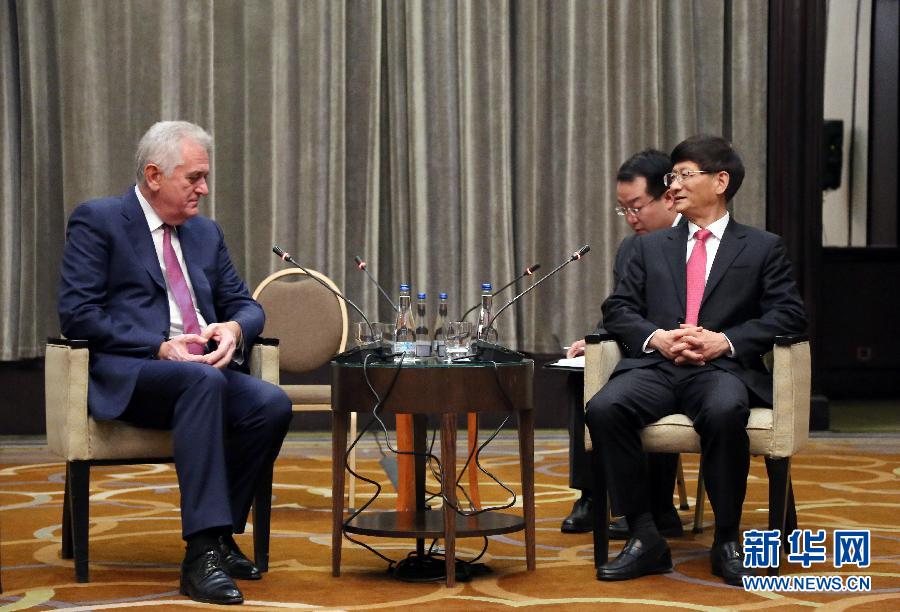 9月11日，在塞爾維亞首都貝爾格萊德，習(xí)近平主席特使、中共中央政治局委員、中央政法委書(shū)記孟建柱（右）會(huì)見(jiàn)塞爾維亞前總統(tǒng)尼科利奇（左）。新華社記者王慧娟攝