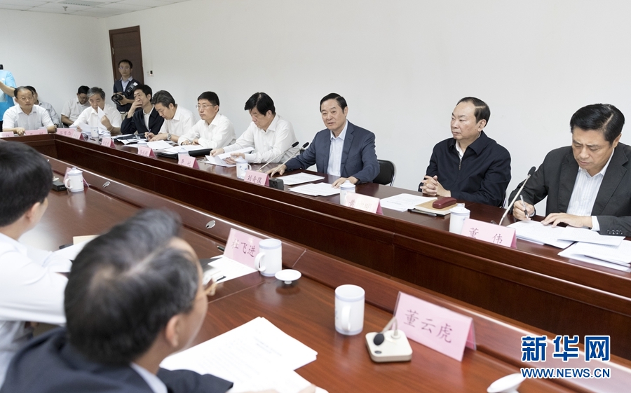 9月22日，中共中央政治局委員、中央書記處書記、中宣部部長劉奇葆在北京調(diào)研京劇像音像工程情況。這是劉奇葆與有關(guān)方面負責(zé)同志座談交流。新華社記者 丁海濤 攝