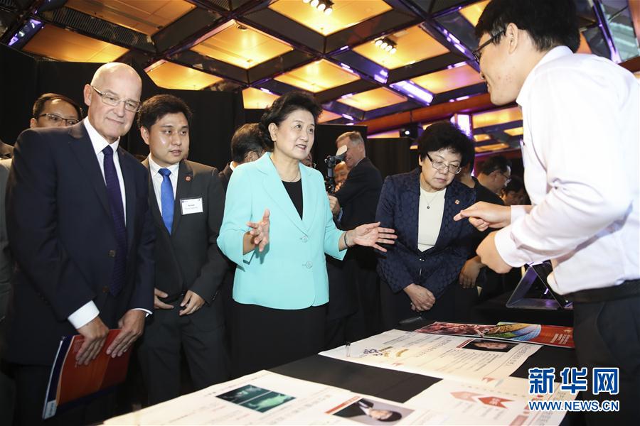 9月25日，在美國紐約，國務(wù)院副總理劉延?xùn)|（中）在紐約大學(xué)校長漢密爾頓（前左一）的陪同下參觀中美兩國青年創(chuàng)客產(chǎn)品展示。國務(wù)院副總理劉延?xùn)|25日在美國紐約大學(xué)出席中美創(chuàng)客峰會暨中美青年創(chuàng)客中心啟動儀式并講話。新華社記者 王迎 攝