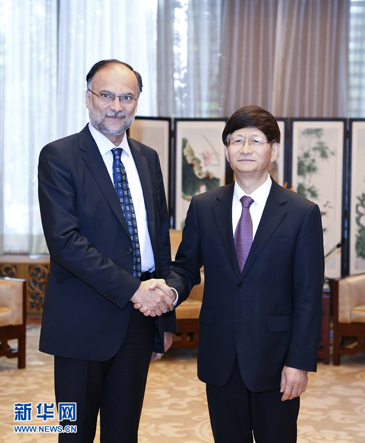 9月26日,中共中央政治局委員、中央政法委書記孟建柱在北京會(huì)見(jiàn)來(lái)華出席國(guó)際刑警組織第86屆全體大會(huì)的巴基斯坦內(nèi)政部長(zhǎng)伊克巴爾。新華社記者 張領(lǐng) 攝 9月26日,中共中央政治局委員、中央政法委書記孟建柱在北京會(huì)見(jiàn)來(lái)華出席國(guó)際刑警組織第86屆全體大會(huì)的巴基斯坦內(nèi)政部長(zhǎng)伊克巴爾。新華社記者 張領(lǐng) 攝