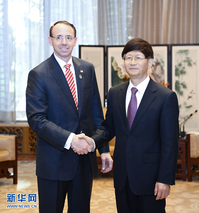 9月26日,中共中央政治局委員、中央政法委書記孟建柱在北京會(huì)見(jiàn)來(lái)華出席國(guó)際刑警組織第86屆全體大會(huì)的美國(guó)司法部常務(wù)副部長(zhǎng)羅森斯坦。新華社記者 張領(lǐng) 攝 9月26日,中共中央政治局委員、中央政法委書記孟建柱在北京會(huì)見(jiàn)來(lái)華出席國(guó)際刑警組織第86屆全體大會(huì)的美國(guó)司法部常務(wù)副部長(zhǎng)羅森斯坦。新華社記者 張領(lǐng) 攝