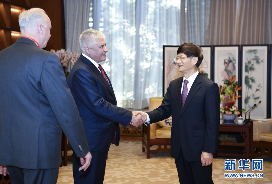 9月26日,中共中央政治局委員、中央政法委書記孟建柱在北京會(huì)見(jiàn)來(lái)華出席國(guó)際刑警組織第86屆全體大會(huì)的俄羅斯內(nèi)務(wù)部長(zhǎng)科洛科利采夫(左二)和俄聯(lián)邦調(diào)查委員會(huì)主席巴斯特雷金(左一)。新華社記者 張領(lǐng) 攝 9月26日,中共中央政治局委員、中央政法委書記孟建柱在北京會(huì)見(jiàn)來(lái)華出席國(guó)際刑警組織第86屆全體大會(huì)的俄羅斯內(nèi)務(wù)部長(zhǎng)科洛科利采夫(左二)和俄聯(lián)邦調(diào)查委員會(huì)主席巴斯特雷金(左一)。新華社記者 張領(lǐng) 攝