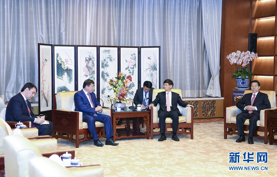 9月26日,中共中央政治局委員、中央政法委書記孟建柱在北京會(huì)見(jiàn)來(lái)華出席國(guó)際刑警組織第86屆全體大會(huì)的塔吉克斯坦內(nèi)務(wù)部長(zhǎng)拉希姆佐達(dá)。國(guó)務(wù)委員、公安部部長(zhǎng)郭聲琨參加有關(guān)會(huì)見(jiàn)。新華社記者 張領(lǐng) 攝 9月26日,中共中央政治局委員、中央政法委書記孟建柱在北京會(huì)見(jiàn)來(lái)華出席國(guó)際刑警組織第86屆全體大會(huì)的塔吉克斯坦內(nèi)務(wù)部長(zhǎng)拉希姆佐達(dá)。國(guó)務(wù)委員、公安部部長(zhǎng)郭聲琨參加有關(guān)會(huì)見(jiàn)。新華社記者 張領(lǐng) 攝