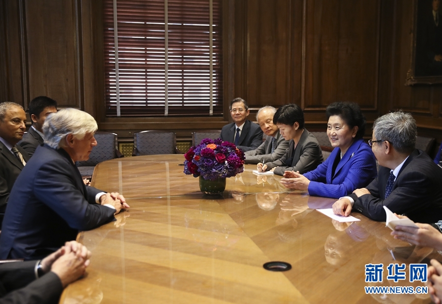 當(dāng)?shù)貢r間9月26日，國務(wù)院副總理劉延?xùn)|在紐約哥倫比亞大學(xué)出席中美大學(xué)校長與智庫論壇并發(fā)表主旨演講。這是論壇開始前，國務(wù)院副總理劉延?xùn)|（右二）會見哥倫比亞大學(xué)校長博林格（左）。新華社記者 王迎 攝