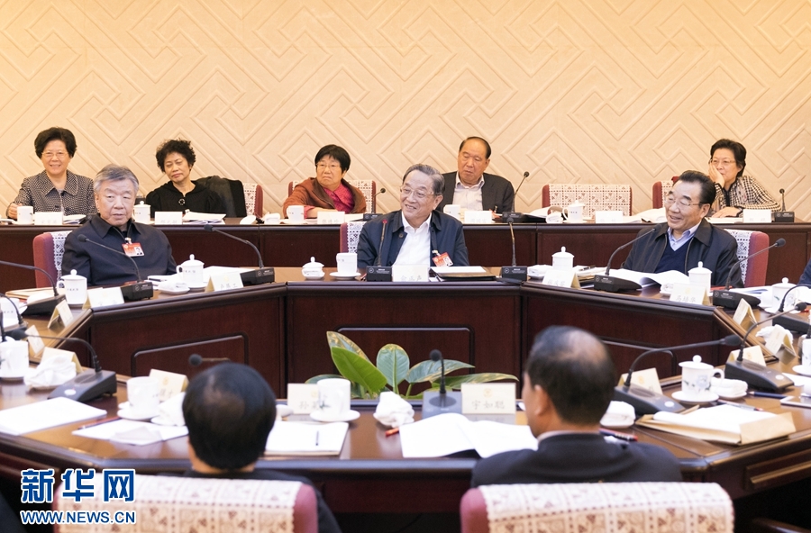 10月30日，政協第十二屆全國委員會常務委員會第二十三次會議舉行分組討論，與會人員圍繞深入學習貫徹中共十九大精神認真討論，積極建言獻策。全國政協主席俞正聲參加討論。新華社記者 丁海濤 攝