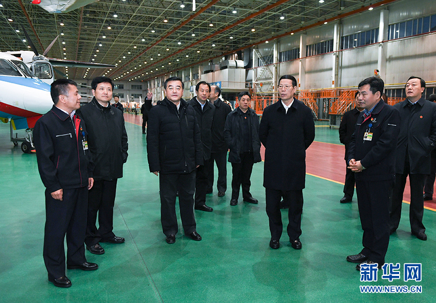 11月14日至15日,國(guó)務(wù)院副總理張高麗在黑龍江調(diào)研。這是11月14日,張高麗到哈爾濱飛機(jī)工業(yè)集團(tuán)有限責(zé)任公司了解國(guó)有老企業(yè)轉(zhuǎn)型升級(jí)情況。 新華社記者 高潔 攝 11月14日至15日,國(guó)務(wù)院副總理張高麗在黑龍江調(diào)研。這是11月14日,張高麗到哈爾濱飛機(jī)工業(yè)集團(tuán)有限責(zé)任公司了解國(guó)有老企業(yè)轉(zhuǎn)型升級(jí)情況。 新華社記者 高潔 攝