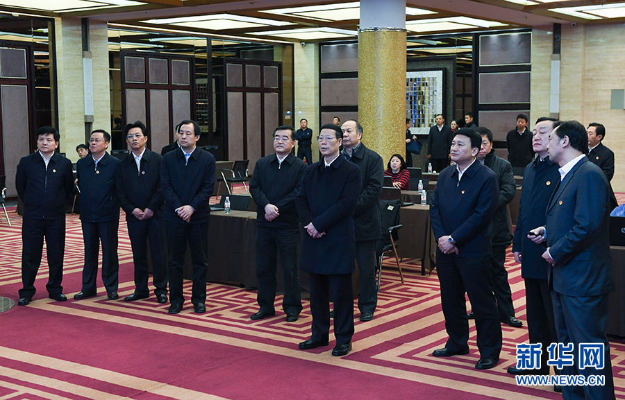 11月14日至15日,國(guó)務(wù)院副總理張高麗在黑龍江調(diào)研。這是11月14日,張高麗到黑龍江糧食交易市場(chǎng)了解糧食生產(chǎn)和銷售、糧食產(chǎn)品深加工、政策性儲(chǔ)糧去庫(kù)存等工作。 新華社記者 高潔 攝 11月14日至15日,國(guó)務(wù)院副總理張高麗在黑龍江調(diào)研。這是11月14日,張高麗到黑龍江糧食交易市場(chǎng)了解糧食生產(chǎn)和銷售、糧食產(chǎn)品深加工、政策性儲(chǔ)糧去庫(kù)存等工作。 新華社記者 高潔 攝