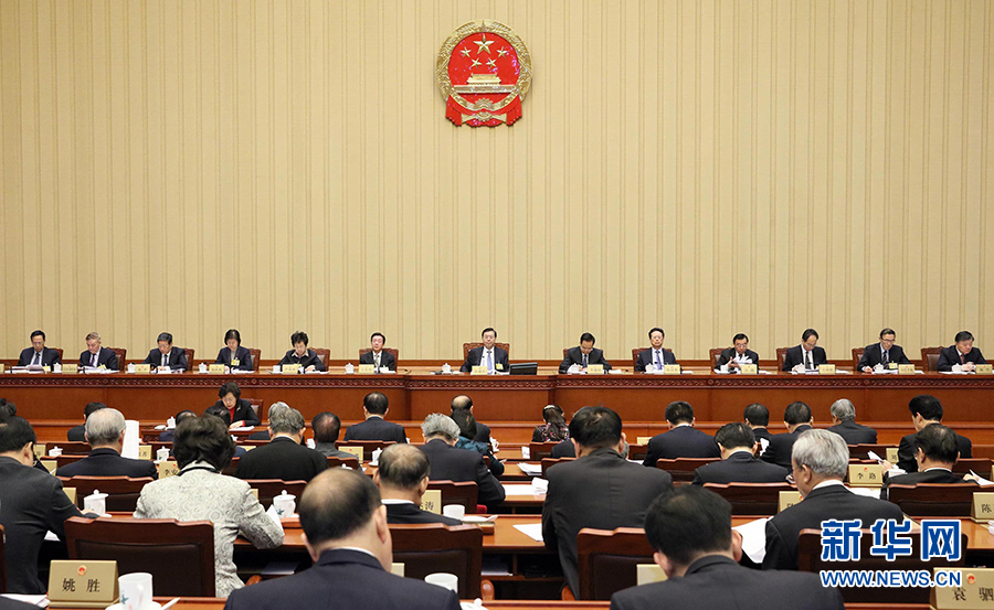 12月23日,十二屆全國(guó)人大常委會(huì)第三十一次會(huì)議在北京人民大會(huì)堂舉行第二次全體會(huì)議。張德江委員長(zhǎng)出席。 新華社記者劉衛(wèi)兵攝 12月23日,十二屆全國(guó)人大常委會(huì)第三十一次會(huì)議在北京人民大會(huì)堂舉行第二次全體會(huì)議。張德江委員長(zhǎng)出席。 新華社記者劉衛(wèi)兵攝