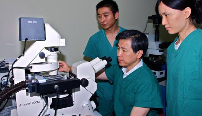 成功實施西南地區首例試管嬰兒手術。