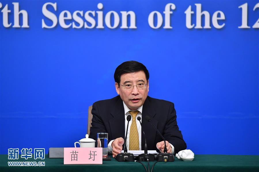 (兩會(huì))(1)工業(yè)和信息化部部長(zhǎng)苗圩等就“推進(jìn)實(shí)施‘中國(guó)制造2025’”答記者問(wèn)