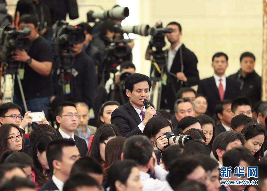 （兩會·新華網(wǎng)）（2）李克強(qiáng)總理與中外記者見面