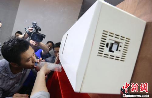 圖為南京一家科研單位研發的空氣凈化器。<a target='_blank' >中新社</a>發 泱波 攝