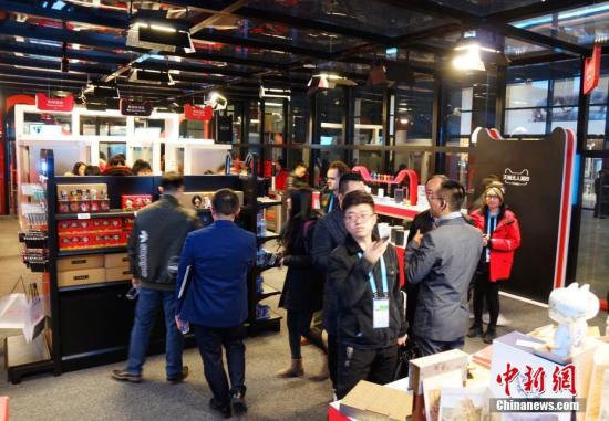 走進“互聯網之光”博覽會，無人超市是本次展會最大的熱點，顧客可用二維碼進入超市，實現全自動購物。