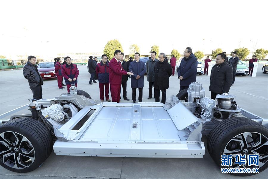 1月9日至10日,國務(wù)院副總理張高麗在安徽調(diào)研推動(dòng)長江經(jīng)濟(jì)帶發(fā)展工作。這是1月9日,張高麗在江淮汽車股份有限公司了解企業(yè)生產(chǎn)經(jīng)營和參與國際產(chǎn)能合作情況。新華社記者 龐興雷 攝 1月9日至10日,國務(wù)院副總理張高麗在安徽調(diào)研推動(dòng)長江經(jīng)濟(jì)帶發(fā)展工作。這是1月9日,張高麗在江淮汽車股份有限公司了解企業(yè)生產(chǎn)經(jīng)營和參與國際產(chǎn)能合作情況。新華社記者 龐興雷 攝