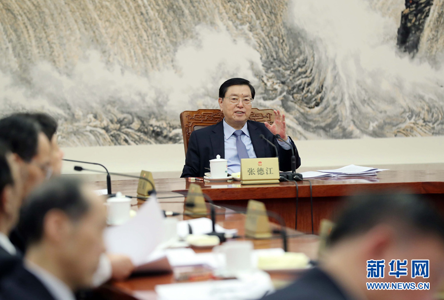 2月11日,十二屆全國人大常委會第一百一十一次委員長會議在北京人民大會堂舉行。會議決定,十二屆全國人大常委會第三十三次會議于2月23日至24日舉行。張德江委員長主持會議。新華社記者 劉衛(wèi)兵 攝 2月11日,十二屆全國人大常委會第一百一十一次委員長會議在北京人民大會堂舉行。會議決定,十二屆全國人大常委會第三十三次會議于2月23日至24日舉行。張德江委員長主持會議。新華社記者 劉衛(wèi)兵 攝