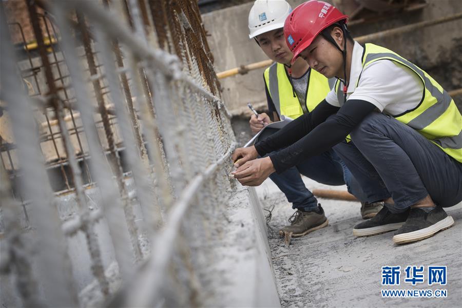 (新時代奮斗者·圖文互動)(1)當一群“90后”與工地相遇——記奮戰(zhàn)在軍運會工地上的90后新農(nóng)民工