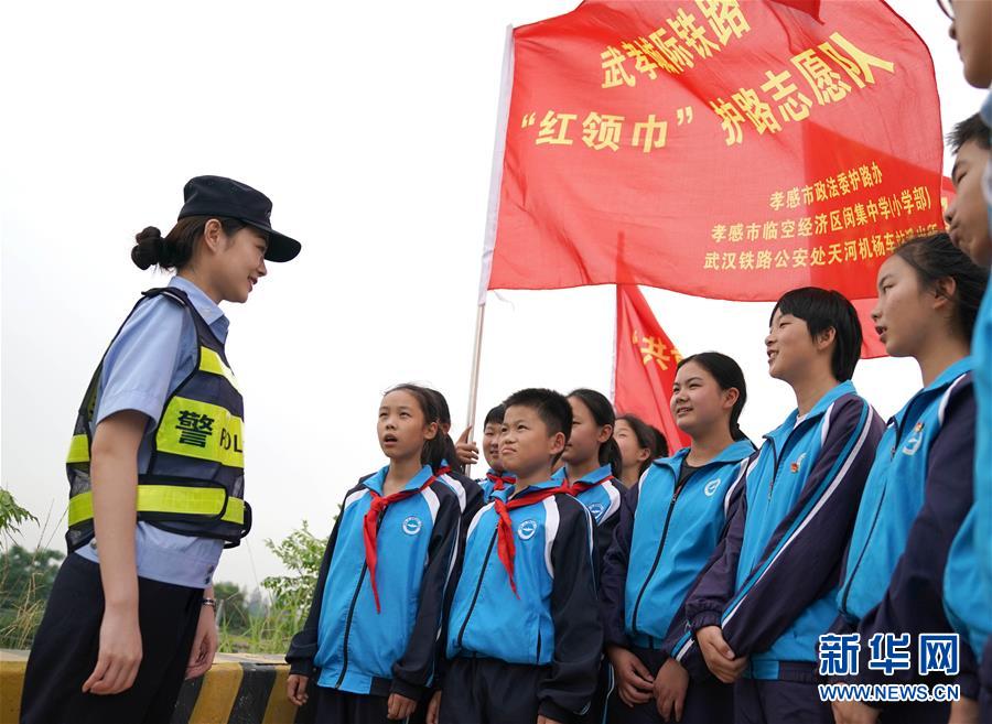 (社會)(3)孩子們的“紅領(lǐng)巾護路志愿隊”