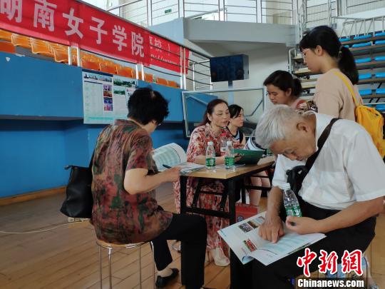 中國各地高考分?jǐn)?shù)線相繼出臺填報志愿咨詢行業(yè)生意火爆