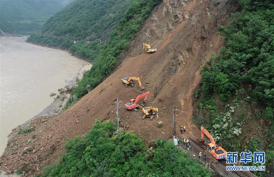 (防汛抗洪)(2)寶成鐵路搶通工作繼續(xù)進(jìn)行