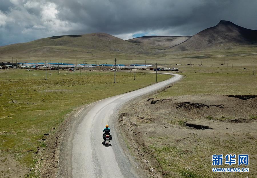 (圖片故事)(1)活躍在中國最高鄉的投遞員