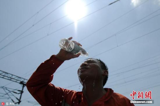 資料圖:高溫下的人。胡國林 攝 圖片來源:東方IC 版權(quán)作品 請勿轉(zhuǎn)載