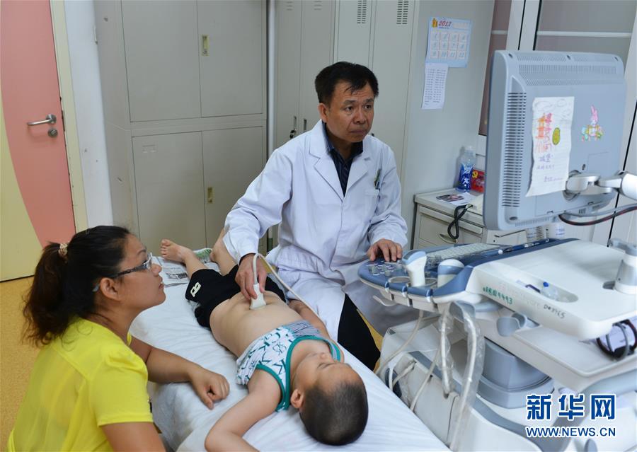 (新華全媒頭條·圖文互動(dòng))(4)以生命的名義——獻(xiàn)給首個(gè)“中國(guó)醫(yī)師節(jié)”