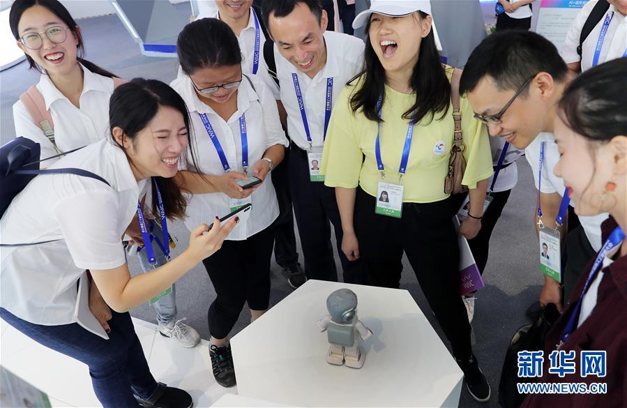 （新華全媒頭條·圖文互動(dòng)）（2）“中國(guó)智，世界能”——2018世界人工智能大會(huì)釋放AI發(fā)展新信號(hào)