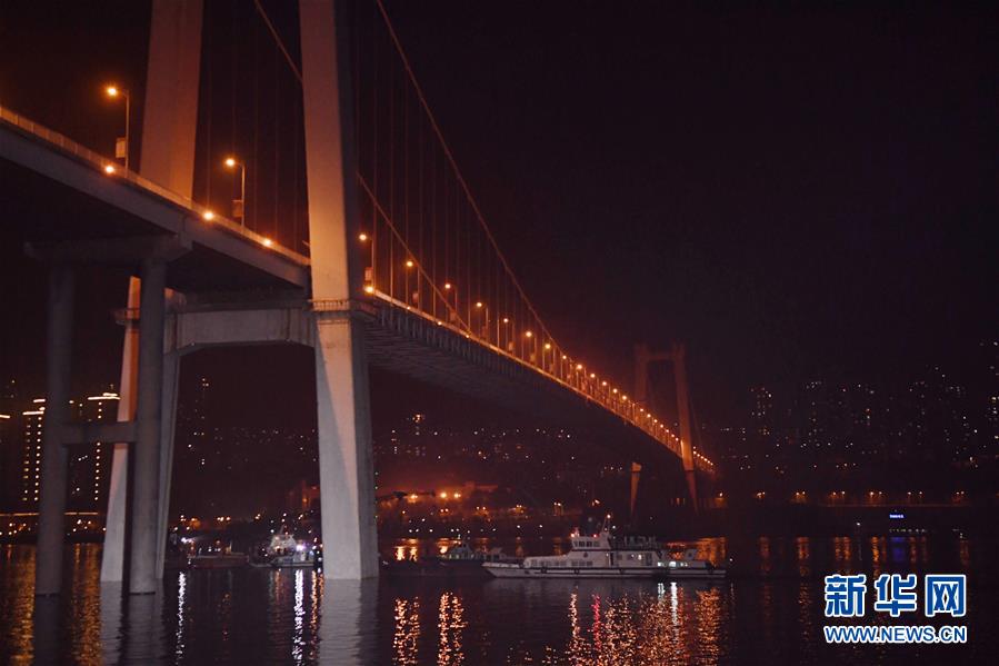 (重慶公交車墜江事故·圖文互動)(4)夜幕降臨,重慶萬州公交客車墜江事故救援工作仍在進行中